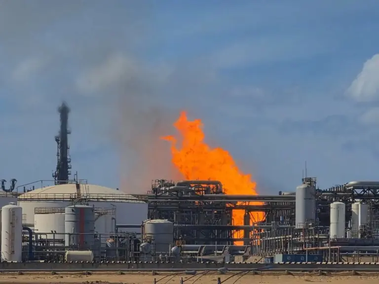 La mediocridad que calcina: de la tragedia de Amuay al fuego en Punta Cardón