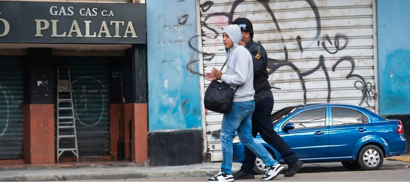 La toma de rehenes en la avenida Bolívar desbarata el relato de la utopía valenciana.